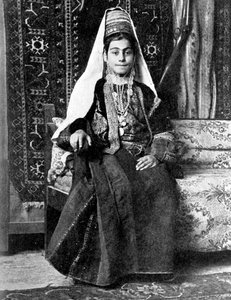 एक शादी की पोशाक में ईसाई महिला, फिलिस्तीन, 1936।