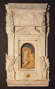 डोनाटेलो (1386-1466) द्वारा सैक्रामेंट ऑफ यूचरिस्ट, या सिबोरियम का तम्बू, बुखार के मैडोना को दर्शाने वाले 14वीं सदी के फ्रेस्को के टुकड़े के साथ, सेंट पीटर्स बेसिलिका, रोम, वेटिकन सिटी के खजाने का संग्रहालय द्वारा Donatello