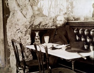 चिरायता पीने में एक बिस्ट्रो में Verlaine द्वारा डोर्नैकी