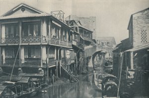 गरीबी और दर्द से बेखबर घरों की ओर जाने वाले एक पुल के नीचे फंसे हुए पानी, c1935 द्वारा ENA