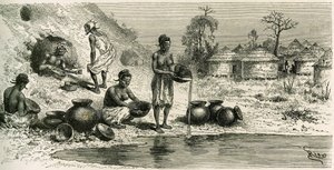 कौमाखाना गांव में महिलाएं सोना धोती हैं, बैकग्राउंड में पुरुष अंडरग्राउंड गैलरी में सोना ढूंढते हैं. रिओ द्वारा उत्कीर्णन, "एक्सप्लोरेशन डु हौट-नाइजर (हौट-नाइजर)" (वर्तमान माली) की कहानी को चित्रित करने के लिए कमांडर जोसेफ गैलिएनी (1849-1916) द्व द्वारा एडौर्ड रिउ