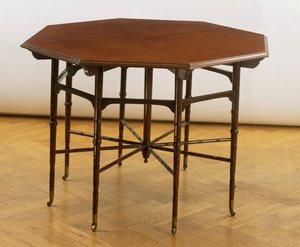 अष्टकोणीय तालिका, कोलिन्सन और लॉक द्वारा निर्मित, c.1875 (महोगनी)