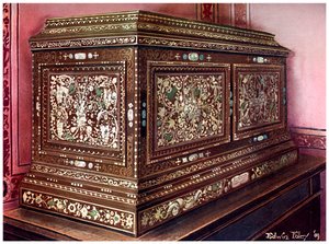 पैनल वाले मोर्चे, पक्षों और शीर्ष, 1910 के साथ अखरोट की लकड़ी का जड़ा हुआ ताबूत। द्वारा एडविन फोली
