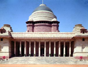 वायसराय हाउस के सामने केंद्र पोर्टिको द्वारा एडविन लैंडसीर