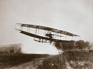 अमेरिकी एविएटर ग्लेन कर्टिस ने अपनी 'जून बग', 1908 में पहली भारी-से-भारी उड़ान भरी द्वारा एडविन लेविक