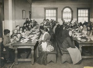 आप्रवासियों ने एलिस द्वीप पर मुफ्त भोजन परोसा, c.1906 (b/w फोटो) द्वारा एडविन लेविक