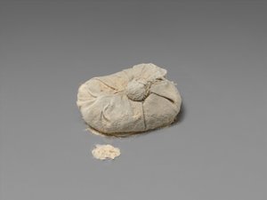 तूतनखामुन इमलबिंग कैश से नैट्रॉन की थैली, c.1336–27 ई.पू. (लिनन, नैट्रॉन)