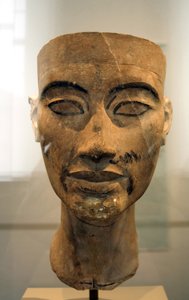नेफ़र्टिटी की बस्ट (c1370- c1330 ईसा पूर्व) ग्रेट रॉयल वाइफ (मुख्य पत्नी) मिस्र के फिरौन अखेनातेन को। नेफ़र्टिटी और उनके पति एक धार्मिक क्रांति के लिए जाने जाते थे। वे केवल एक देवता, एटेन, सूर्य चक्र की पूजा करने लगे। द्वारा मिस्र का 18वां राजवंश Dy