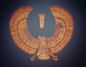 तूतनखामुन की कब्र से गिद्ध देवी नेखबेट के रूप में कॉलर (c.1370-1352 ईसा पूर्व) न्यू किंगडम (अर्द्ध कीमती पत्थरों के साथ सोना जड़ा हुआ) (देखें 153789)