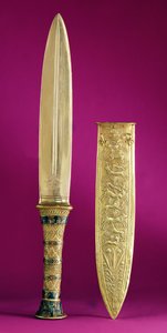 तूतनखामन के मकबरे से खंजर और म्यान (c.1370-1352 ई.पू.) न्यू किंगडम (लैपिस लजुली के साथ सोना जड़ा हुआ)