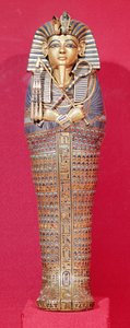 तूतनखामुन के मकबरे से एक कैनोपी के ताबूतों का सामने का दृश्य (c.1370-1352 ईसा पूर्व) न्यू किंगडम (रंगीन कांच और कॉर्नेलियन के साथ सोने की जड़ा हुआ पीट) (देखें 227990-92