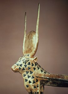 तूतनखामुन की कब्र से पवित्र गाय के रूप में शवदाह (c.1370-52 ईसा पूर्व) न्यू किंगडम (सोने का पानी चढ़ा हुआ और सड़ी हुई लकड़ी)