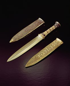 सोने का खंजर और म्यान, तूतनखामन के मकबरे से (c.1370-1352 ईसा पूर्व) न्यू किंगडम (अर्द्ध कीमती पत्थरों के साथ सोना जड़ा)
