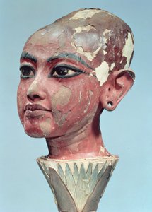 बाल राजा तूतनखामुन (c.1370-52 ईसा पूर्व) का सिर एक कमल के फूल से उभरा, जो मकबरे के प्रवेश द्वार पर पाया गया, न्यू किंगडम (प्लास्टर और पेंट की गई लकड़ी) (228554 भी देखें)