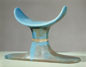 तूतनखामुन की कब्र से हेडरेस्ट, (c.1370-52 ईसा पूर्व)