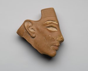 इनले प्रोफाइल हेड, टेल एल-अमरना, न्यू किंगडम से, c.1353-36 ईसा पूर्व (लाल क्वार्ट्जाइट)