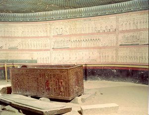 टूथोसिस III की कब्र का इंटीरियर (c.1490-39 ईसा पूर्व) नया साम्राज्य