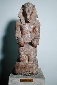 थेनब्स, न्यू किंगडम, c.1450-1425 ईसा पूर्व (ग्रेनाइट) से शराब की पेशकश करते हुए, अमेनहोटेप II (1427-1392 ईसा पूर्व) की घुटने की प्रतिमा।