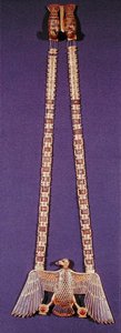 टुटनखमुन की कब्र से गिद्ध लटकन के साथ हार (c.1370-1352 ईसा पूर्व) न्यू किंगडम (लैपिस लाजुली और कॉर्नेलियन के साथ सोने का सोना) (देखें 227982 भी)