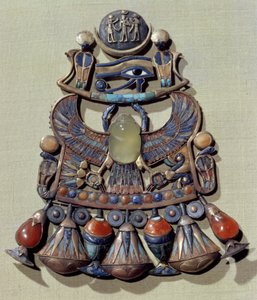 टुटनखमुन की कब्र से पक्षी-दुपट्टे के साथ पेक्टोरल (c.1370-52 ईसा पूर्व) न्यू किंगडम (अर्ध कीमती पत्थरों और कांच के पेस्ट के साथ सजाया गया सोने का लहंगा)