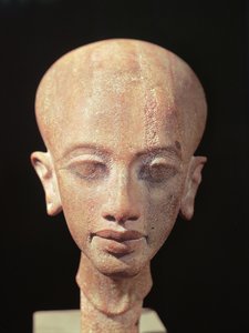किंग अचेतन (1353-1337 ई.पू.) की एक बेटी का पोर्ट्रेट बस्ट c.1375 ईसा पूर्व (160148 भी देखें)