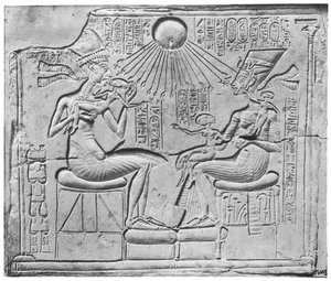 एमेनोफिस चतुर्थ (अखेनाटेन) (c.1352-1336 ईसा पूर्व) अपनी पत्नी, नेफ़रतती और अपनी तीन बेटियों को एटन को बताने वाली राहत को उनकी पत्नी और उनकी तीन बेटियों को टेल एल-अमरना, न्यू किंगडम, c.1375-1354 BC (ली