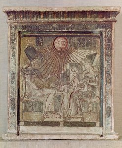 स्टेला ने एमेनोफिस IV (अखेनटेन) (c.1352-1336 ईसा पूर्व) को अपनी पत्नी, नेफर्टिटी और अपनी तीन बेटियों को जीवन-समृद्धि प्रदान करने वाले एटन को बताएं कि एल-अमर्ना, न्यू किंगडम, c.1353-1337 ईसा पूर्व (लिम)