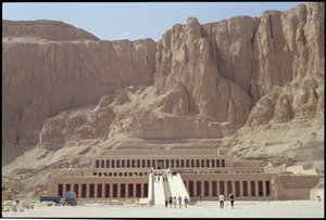 रानी हत्शेपसट का गढ़ मंदिर (c.1503-1482 ईसा पूर्व) न्यू किंगडम