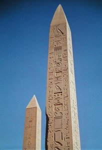 अमुन, न्यू किंगडम के महान मंदिर में टूथोसिस I (1504-1492 ईसा पूर्व) के ओबिलिसक्स और हत्शेपसुत (1473-1458 ईसा पूर्व)