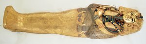 तूतनखामुन के मकबरे से राजा का सबसे बड़ा ताबूत (c.1370-1352 ईसा पूर्व) न्यू किंगडम (अर्द्ध कीमती पत्थरों के साथ सोना जड़ा हुआ) (विस्तार के लिए 343642 देखें)
