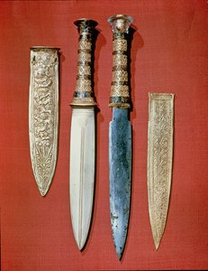 तूतनखामुन की कब्र से राजा दो खंजर (c.1370-52 ईसा पूर्व) न्यू किंगडम (गोल्ड एंड आयरन)