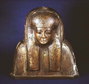 थेब्स से एक ताबूत के ढक्कन का ऊपरी भाग द्वारा मिस्र का 18वां राजवंश Dy