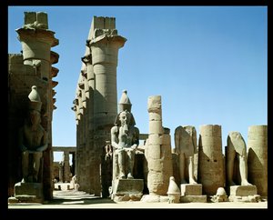 पेलेस्टाइल कोर्ट में रामेसेस II के कॉलोस (c.1279-1213 ईसा पूर्व) और एमेनोफिस III (1403-1365 ईसा पूर्व) के तोरण