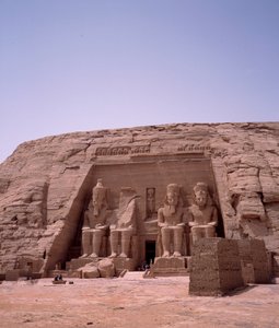मिस्र का प्राचीन काल: रामसेस II के मंदिर का कोलोसस। 1271-1256 ई.पू. अबू सिंबल (अबू सिंबल), असवान, मिस्र द्वारा मिस्र का 19 वां राजवंश