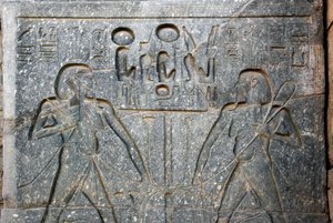 मिस्र का पुरातन: फिरौन रामसेस II (1292-1186 ईसा पूर्व ऊपरी और निचले मिस्र के मिलन का प्रतिनिधित्व करने वाली मूर्ति के आधार का विवरण। लक्सर का मंदिर। ईस्ट बैंक (थेब्स), मिस्र द्वारा मिस्र का 19 वां राजवंश