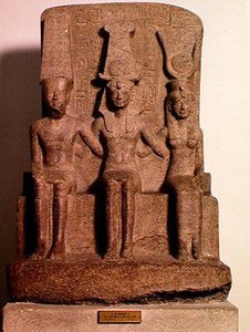 रामेसेस II (1304-1237 ईसा पूर्व) करुण, न्यू किंगडम से अमुन और मट के बीच बैठा, c.1279-13 ई.पू.