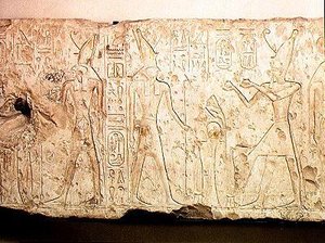 रामेसेस II (1279-1213 ईसा पूर्व) को ओसिरिस के परिवार के लिए अनुष्ठान प्रसाद बनाते हुए राहत, दाहिने हाथ की ओर का विवरण रामेसेस के साथ होरस को शराब के दो फ्लास्क की पेशकश करते हुए, एबिडोस, न्यू किंगडम (चूना पत्थर) से द्वारा मिस्र का 19 वां राजवंश