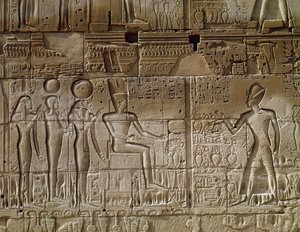 सेटी I (c.1294-1279 ईसा पूर्व) को राहत देते हुए हाइपोस्टाइल हॉल, न्यू किंगडम की उत्तरी बाहरी दीवार से अमून को भेंट करते