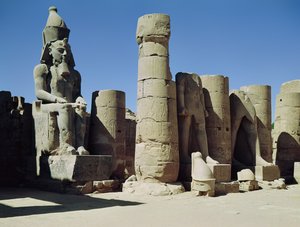 पेरिस्टाइल कोर्ट, न्यू किंगडम में रामेसेस II (c.1279-1213 ईसा पूर्व) की बैठी हुई मूर्ति