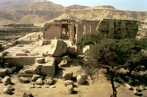 फर्स्ट कोर्ट, न्यू किंगडम में रामेसेस II (1279-1213 ईसा पूर्व) के गिरे हुए कॉलोसस को दिखाने वाले पहले तोरण के ऊपर से देखें