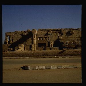 स्तंभों के साथ एक दीवार का दृश्य, न्यू किंगडम