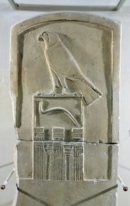 सर्प राजा स्टेला, c.3000 ईसा पूर्व (चूना पत्थर) (105659 देखें)