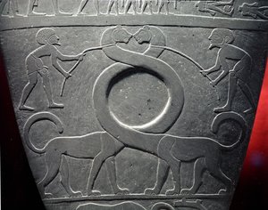 द नर्मर पैलेट: हाइराकोनपोलिस, प्रारंभिक राजवंश काल, c.3000 ईसा पूर्व (विद्वान) (68325 का विवरण) में पाए जाने वाले लंबी गर्दन वाली बिल्लियों की एक जोड़ी को पट्टा पर दिखाया गया है।