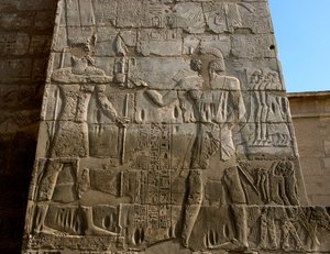 मिस्र का पुरातन: रामसेस III का अंतिम संस्कार मंदिर (1187-1156 ईसा पूर्व)। आमोन के हाथों से सत्ता का प्रतीक चिन्ह प्राप्त करने वाले फिरौन का प्रतिनिधित्व करने वाली कम राहत। लक्सर, मेडिनेट हाबौ, मिस्र द्वारा मिस्र का 20 वां राजवंश
