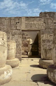 रामसेस III के मुर्दाघर मंदिर के हाईपोस्टाइल हॉल से एक चैपल में रामसेस की मूर्ति