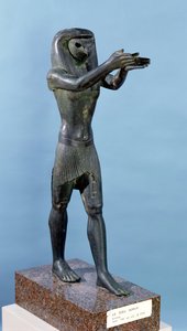 भगवान होरस की मूर्ति एक पेय भेंट करना, तीसरी मध्यवर्ती अवधि, c.750 ईसा पूर्व (कांस्य)