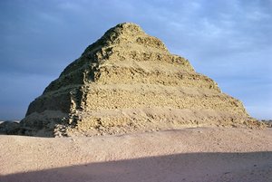 किंग जोसर का चरण पिरामिड (c.2667-2648 ईसा पूर्व) पुराना साम्राज्य