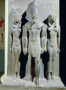 देवी Hathor और Aphroditopolis गुंबद की देवी के साथ Menkaure (Mycerinus) की तिकड़ी, गीज़ा के पिरामिड के पिरामिड के घाटी मंदिर से ली गई, पुराने साम्राज्य, c.2529 ईसा पूर्व (विद्वान) (देखें