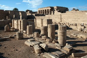 मिस्र के प्राचीन: हाथोर, डेंडराह, मिस्र को समर्पित मंदिर के स्तंभ columns द्वारा मिस्र का टॉलेमिक काल