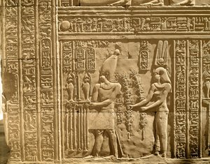 टॉलेमी VIII यूरोसेट II (फिजकॉन) और क्लियोपेट्रा III के चित्रण से देवताओं को प्रसाद मिलता है